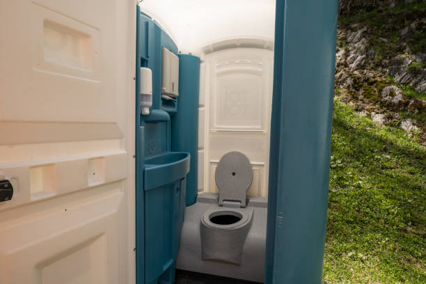 Best Porta potty delivery and setup  in Owensville, IN